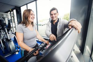 Joost begeleidt een patiënt op de loopband